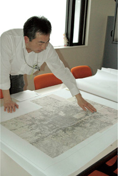 大正11年の京都市都市計画図データをプリントして解説する矢野教授