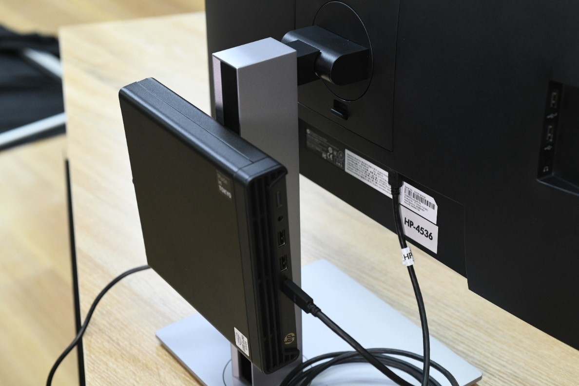 本体とモニターをUSB Type-Cケーブル一本で接続するだけで、モニターからHP ProDesk 400 G6 DMに電源が供給されると同時に、モニターにはHP ProDesk 400 G6 DMの映像が映し出される。