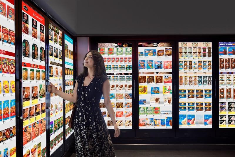 デジタル化されたスーパーマーケットの冷蔵ケースの扉（イメージ写真）　出典：クーラースクリーンズ社