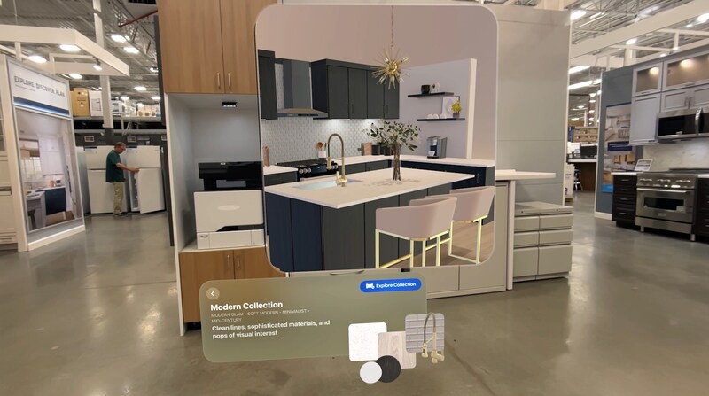 ロウズ店内でApple Vision Proを使ってキッチンデザインを選んでいる様子　写真：ロウズ社広報資料