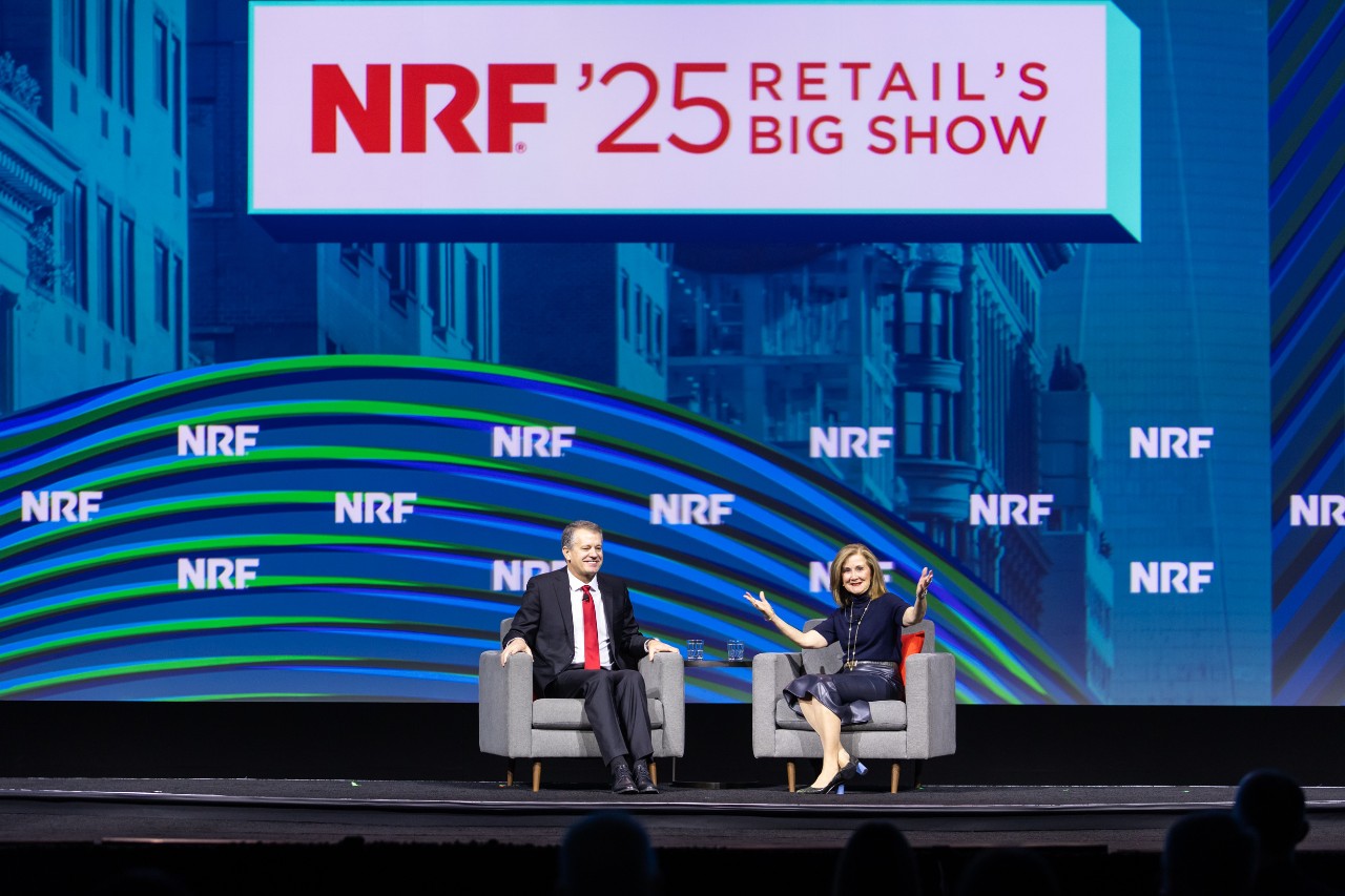 （右）NVIDIA社リテール＆CPGのVPアジータ・マーティン氏　（左）ウォルマートUSAのCEOジョン・ファーナー氏 出典：NRF/Jason Dixson Photography
