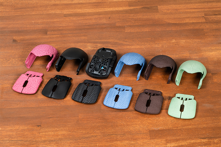 交換用のカバーで左右のボタン、シェル、サイドボタンを取り替えられる(これらは非売品)