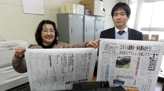 「T520」でA1サイズに拡大した学校新聞。右が 福尾 優太 教諭