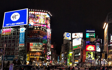 渋谷・スクランブル交差点で深夜の“男祭り”　巨大屋外広告が一夜でチェンジ