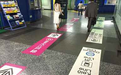人が行き交う駅の床に貼られた「フロア広告」の秘密