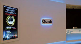 株式会社QUICKデジタルサイネージ コントローラー事例