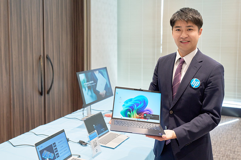 ブースを案内してくれた日本HP パートナー営業統括 第二営業本部 第一営業部 酒井 健氏