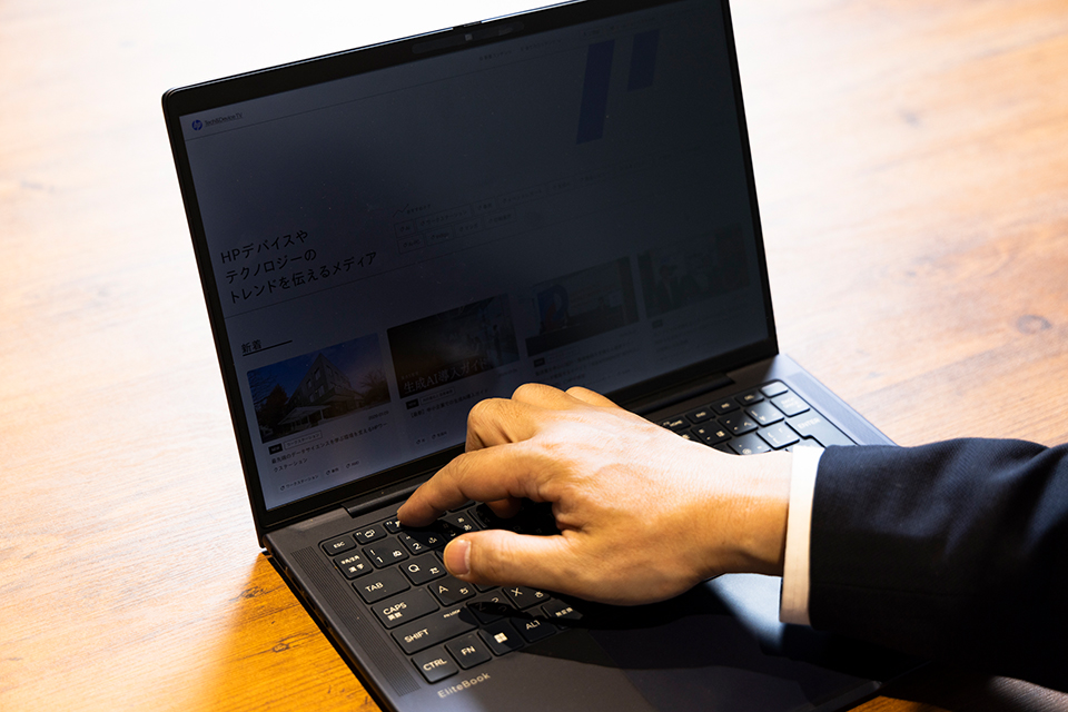 「HP Sure View」の覗き見防止機能がオンの状態