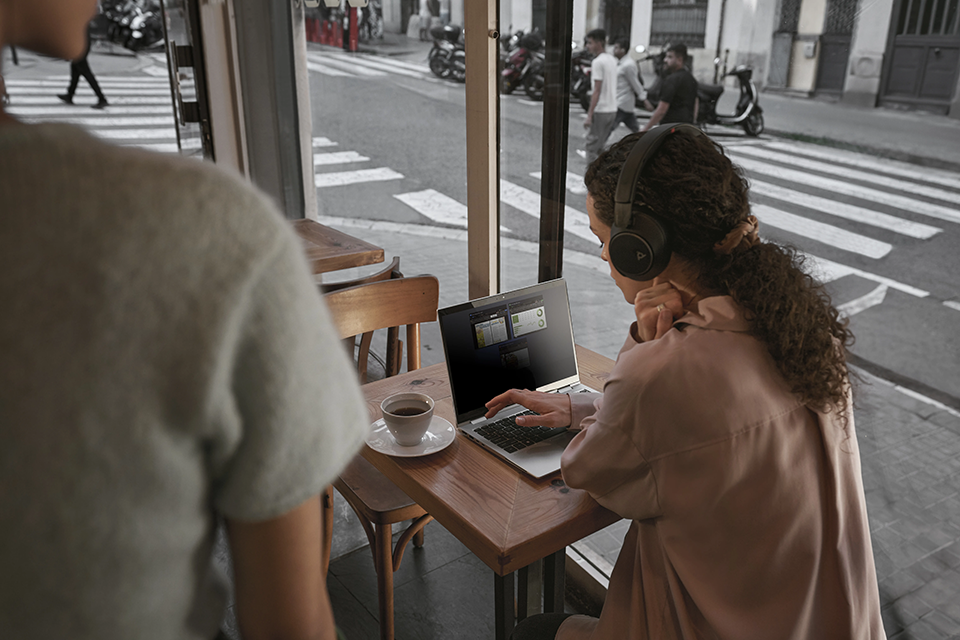 背後から画面を覗き込んでいるとAIが判断し、自動的にHP Sure Viewがオンになる