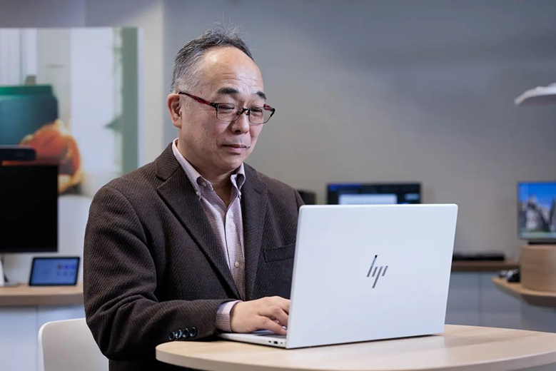 ITジャーナリストの谷川耕一氏、今回は数週間にわたって「HP EliteBook 1040 G11」を試用してくれた