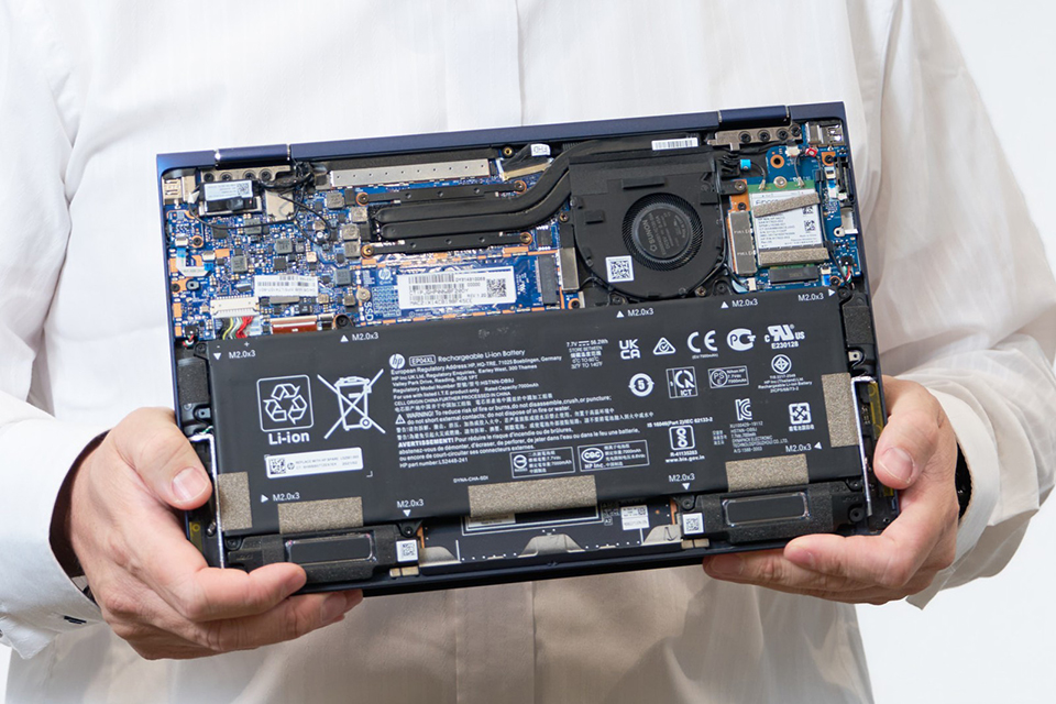 ノートPCの裏蓋を開け、基板上の特定部位に専用デバイスを接続して復元キーを盗み出す「TPMバス攻撃」