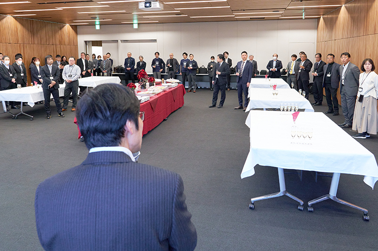 親睦会にも大勢のパートナーが参加。会場は大いに盛り上がった