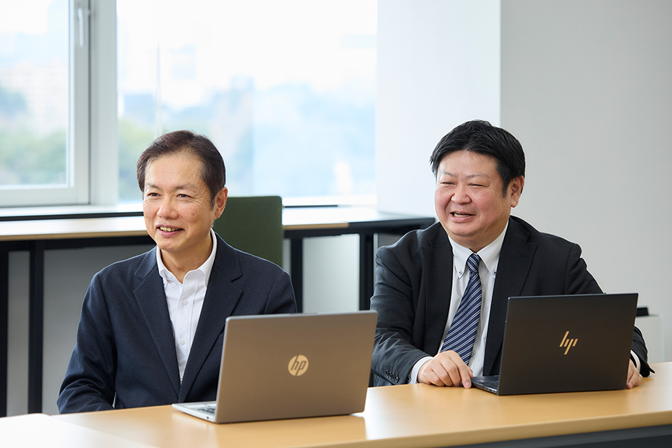 (左から) 株式会社ブロード　セキュリティ事業本部 第一セキュリティ事業部 ディレクター 島岡 敦 氏 株式会社日本HP　パートナー営業統括 営業企画本部 ソリューションビジネス推進部 サービススペシャリスト 川上 裕一