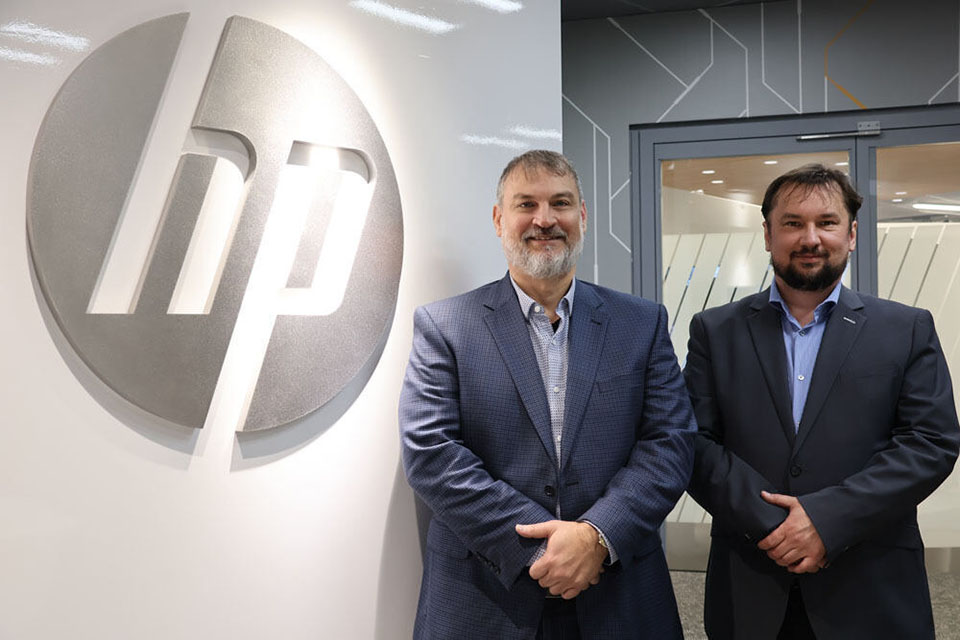 左からHP VP Enterprise Security Solutions セキュリティ部門グローバル責任者であるDan Allen(ダン・アレン)氏、同Director of Research and Development Advanced ProjectのKris Uchronski(クリス・ウクロンスキ)氏