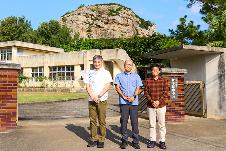 右から、伊平屋村立 伊平屋中学校 教頭 高良 直人氏、校長 大田 守利氏、株式会社 日本HP パーソナルシステムズ事業本部 クライアントビジネス本部 CMIT製品部長 岡 宣明氏