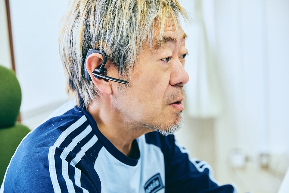 『HP Poly Voyager Legend50』を着用する伊藤氏。