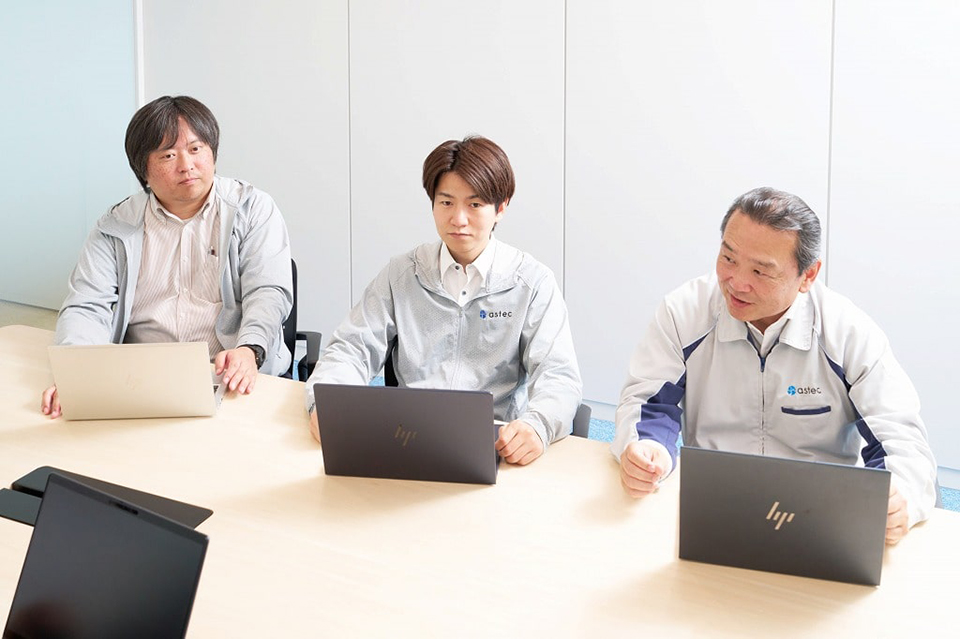 株式会社アステック カスタマーサービス課 係長 波多野 利昭 氏（右） 開発部 開発課 課長 井上 広夢 氏（中） 総務部 係長 鍵本 博明 氏（左）