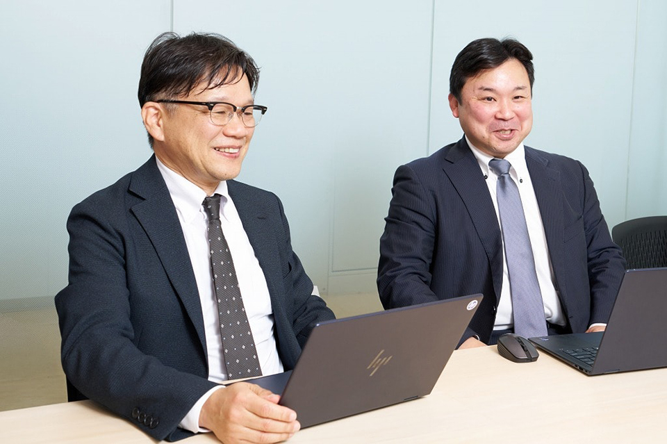 株式会社 日本HP エンタープライズ第一営業統括 ソリューション営業本部 ワークステーション営業部 ワークステーションスペシャリスト 竹本 大樹 氏（右） エンタープライズ営業統括 ソリューション営業本部 ワークステーション事業開発部 市場開発担当部長 新井 信勝 氏（左）