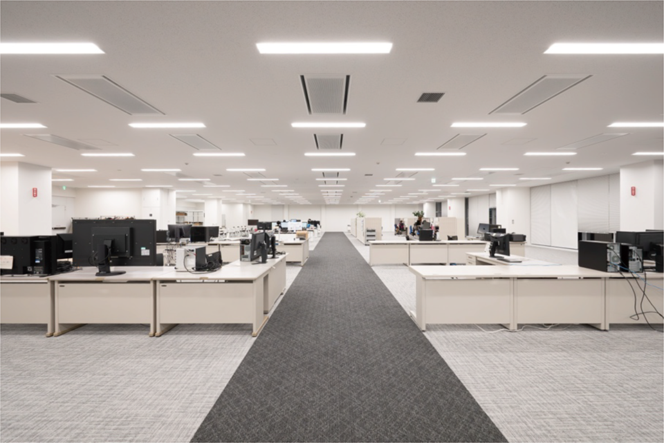 EIZO本社内に設置されたEIZO Tech Hub。広々としたスペースにはモニター実機が置かれ、様々な検証や評価を実施。日本HPとの互換性検証もここで行う。