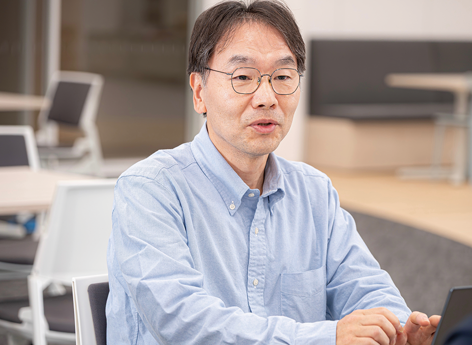 「医療分野のデジタル化が医用モニター参入の契機となりました」と述べるEIZO企画部商品技術課の川本康詔氏