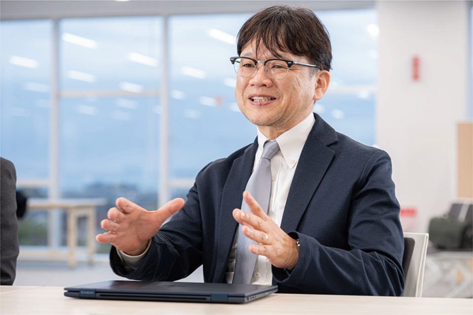 「医療分野において品質基準の考え方が似ているメーカー同士、協調できていることが嬉しいです」と語るのは日本HP エンタープライズ営業統括 ソリューション営業本部 ワークステーションビジネス開発部 担当部長 新井信勝氏