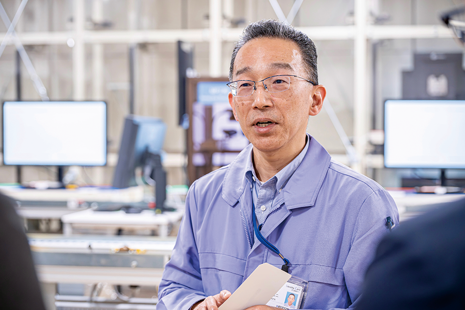 製造部製造1課 課長坂下浩二氏に、医用モニターの生産ラインを特別に案内してもらった。