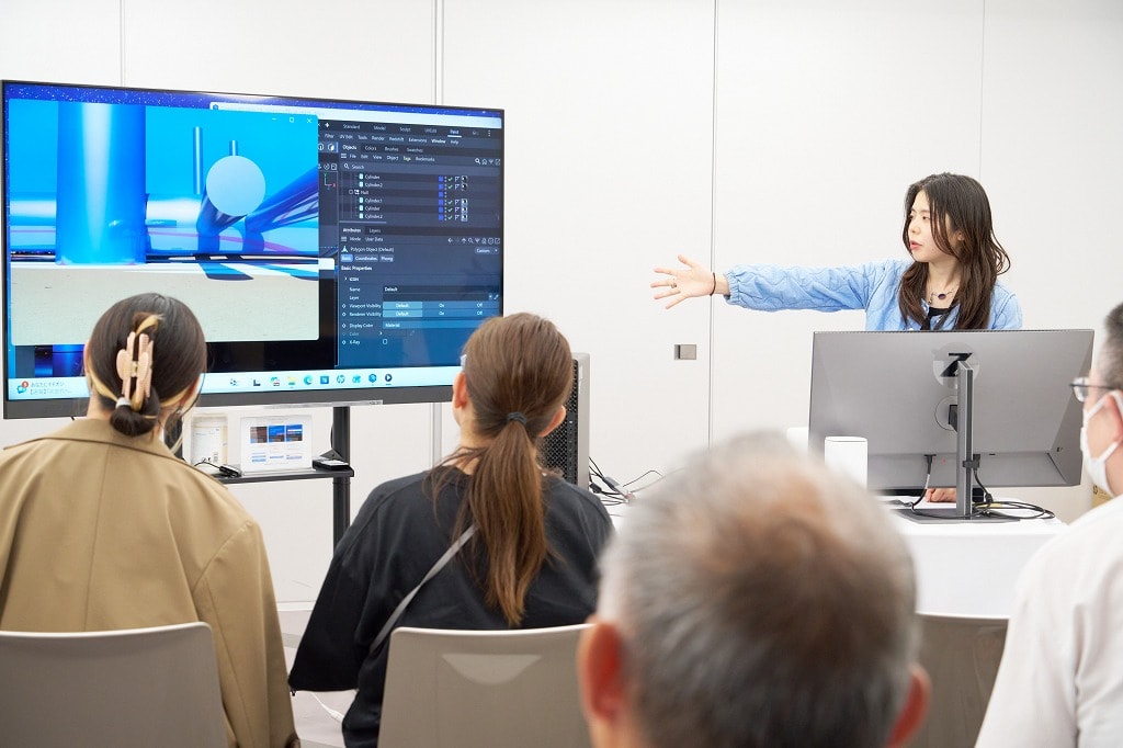 取材当日はHPワークステーションの展示が行われたほか、藤倉氏自らが戸田建設の社員らに向けて作品のコンセプトや制作エピソードなどを披露した