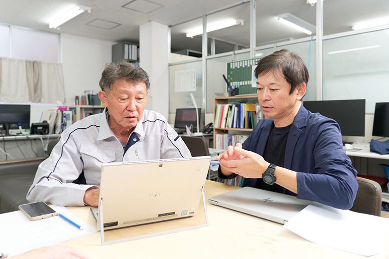 今後のワークステーション運用について語り合う久米氏と小俣氏