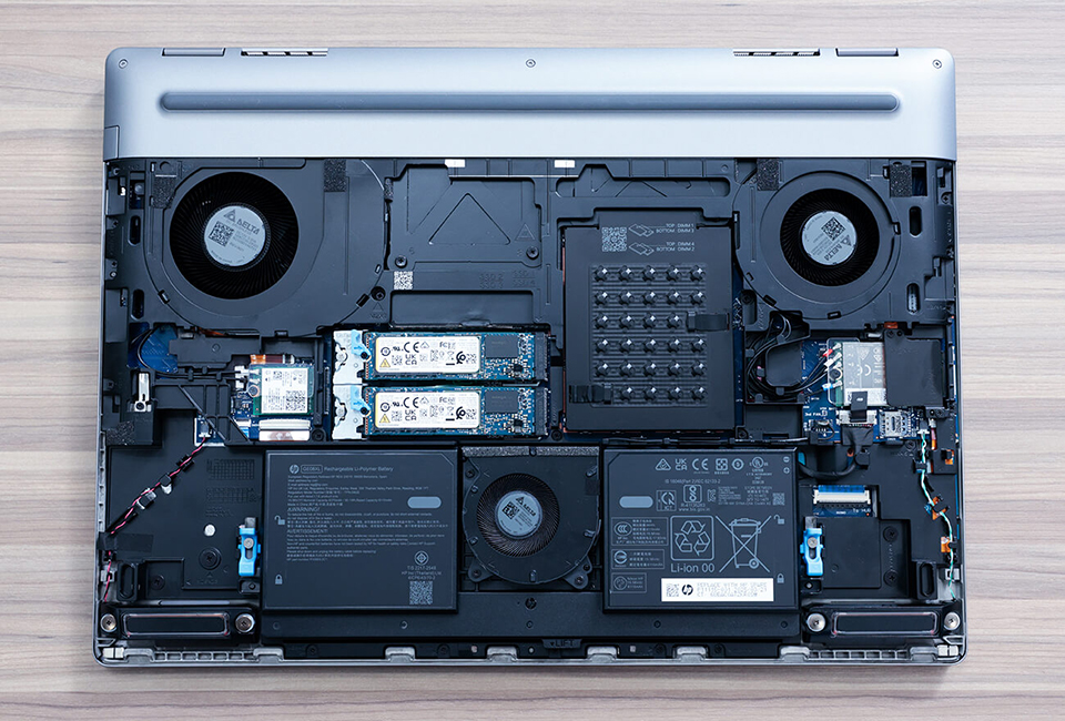 ハウジングを外した裏面：高性能ワークステーションで必須になるのが放熱のための仕組みだ。電源ユニットやファン3つのサイズ感を見るだけでも、14／16インチでは搭載が難しそうなことが分かる